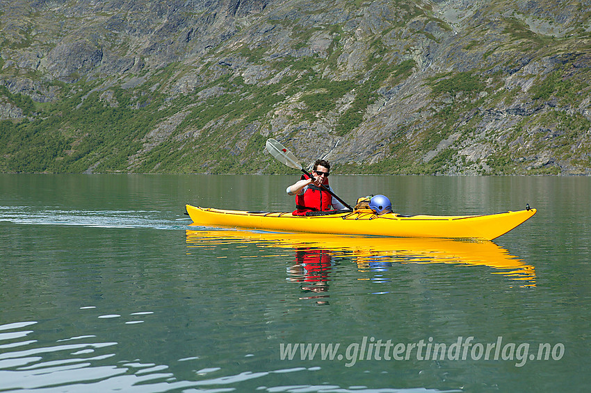 Padling på Gjende under flott forhold.