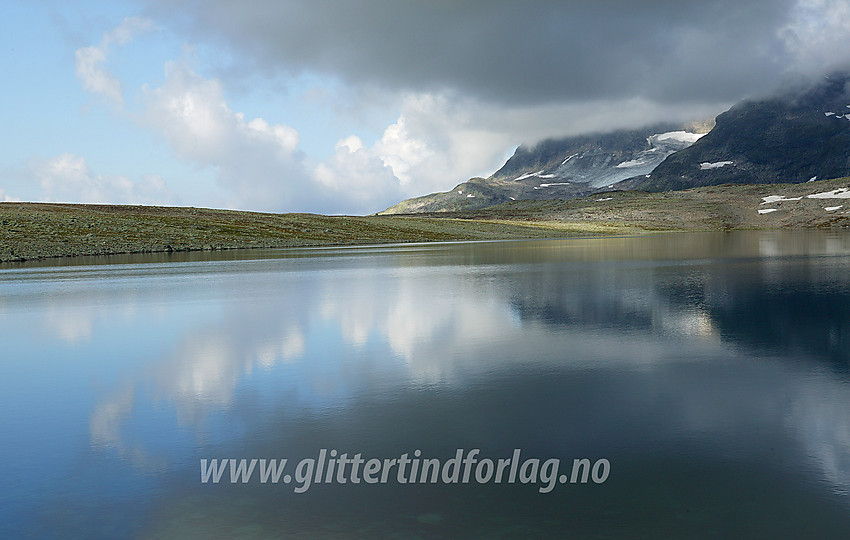 Ved Nedre Langedalstjednet med utsikt vestover mot Galdebergtinden, som skjuler seg i skyene.