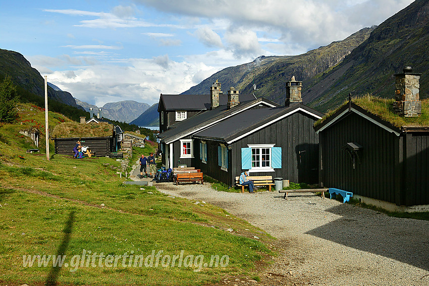 Ved Gjendebu en flott sommerdag. Besseggen/Veslfjellet kan anes i det fjerne.