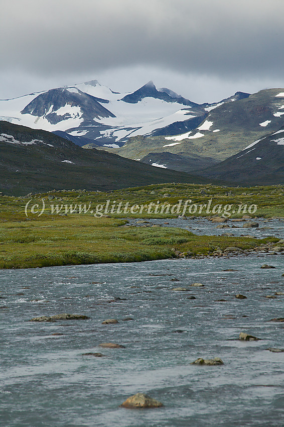 Det kjente Veodalen-panoramaet en gråværsdag. Det er så vidt at Veoitindane stikker toppene sine fram gjennom skyene.