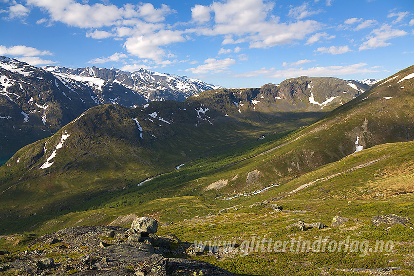 Fra lia ovenfor Memurubu med utsikt mot Memurudalen, Memurutunga og Gjendealpene.