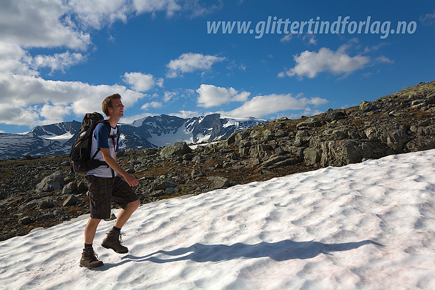 Fjellvandring nord for Memurubu. I bakgrunnen ses bl.a. Tjønnholstinden (2330 moh).