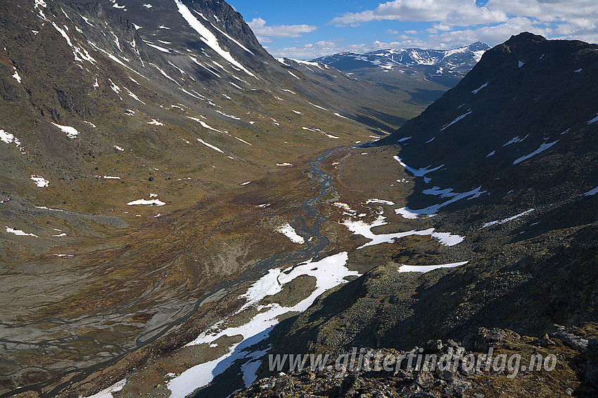 På ryggen sørvest for Gloptinden med denne ut til høyre. Dalbunnen heter Øvre Russglopet og i bakgrunnen ses Nautgardstindmassivet bl.a.