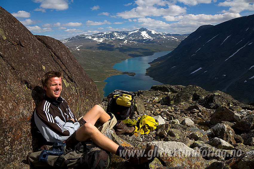 Pause ved toppen på Gloptinden (1678 moh) med flott utsikt i retning Russvatnet og Nautgardstinden (2258 moh).