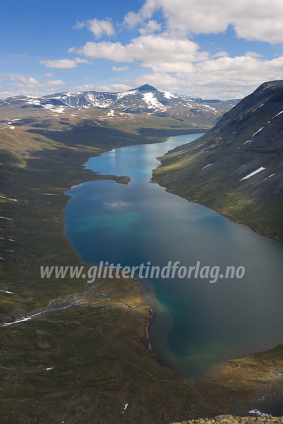 Utsikt fra Gloptinden mot Russvatnet og Nautgardstinden.