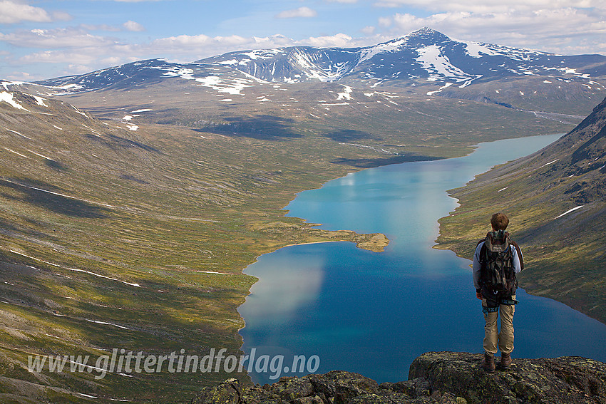 Utsikt fra Gloptinden mot bl.a. Russvatnet og Nautgardstinden.