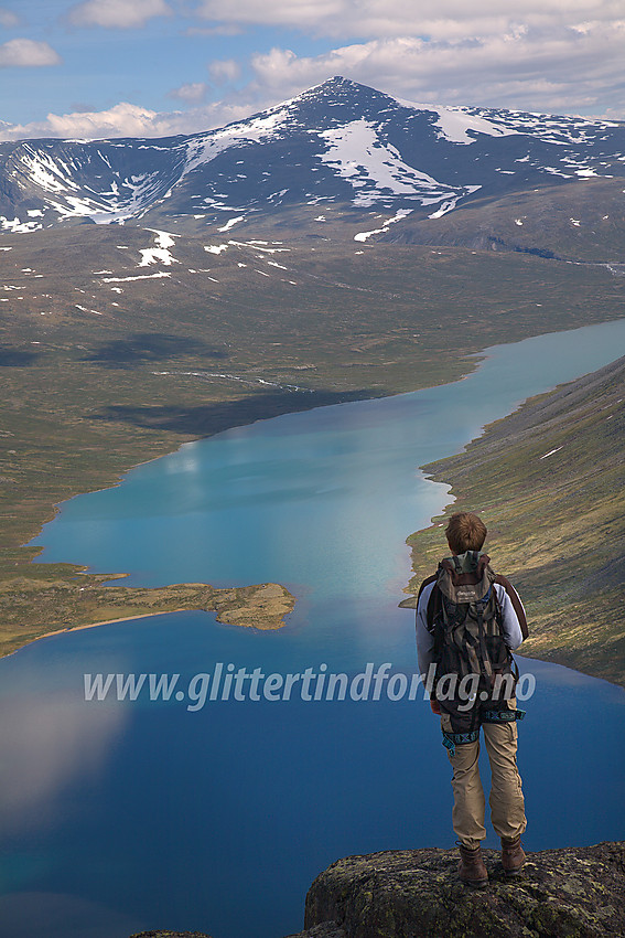 Utsikt fra Gloptinden mot bl.a. Russvatnet og Nautgardstinden (2258 moh).