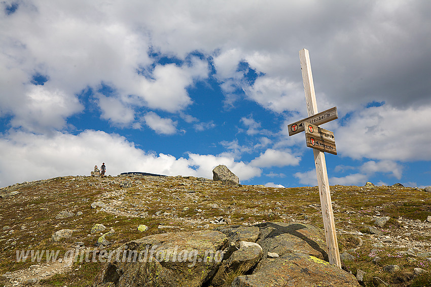 På fjellet nord for Memurubu, ved stidele der stien i retning Glitterheim forlater "hovedstien" mot Besseggen og Bessheim/Gjendesheim.