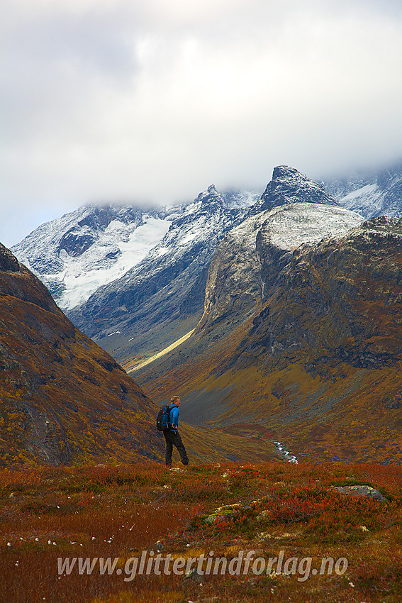 Storslått utsikt fra Fleskenoshaugane innover Midtmaradalen med Maradalsryggen til høyre. Mannen (1950 moh) og Nørdre Maradalstinden er synlige under skyene, mens Storen (til venstre, med Slingsbybreen i flanken) og Styggedalsryggen gjemmer seg i tåka.