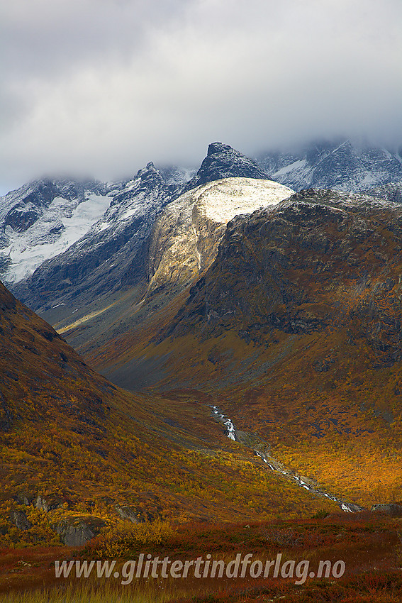 Storslått utsikt fra Fleskenoshaugane innover Midtmaradalen med Maradalsryggen til høyre. Mannen (1950 moh) og Nørdre Maradalstinden er synlige under skyene, mens Storen (til venstre, med Slingsbybreen i flanken) og Styggedalsryggen gjemmer seg i tåka.