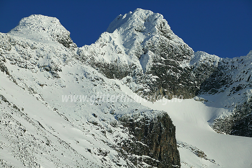 Store Austanbotntinden (2204 moh) fra sørvest. Til venstre ses Vestre Austanbotntinden (2100 moh).