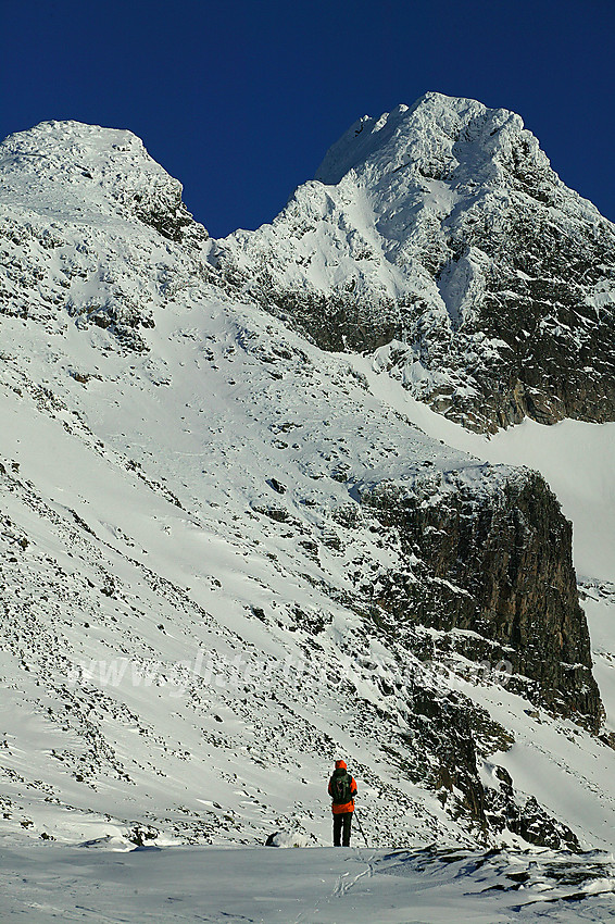 Store Austanbotntinden (2204 moh) fra sørvest. Til venstre ses Vestre Austanbotntinden (2100 moh).