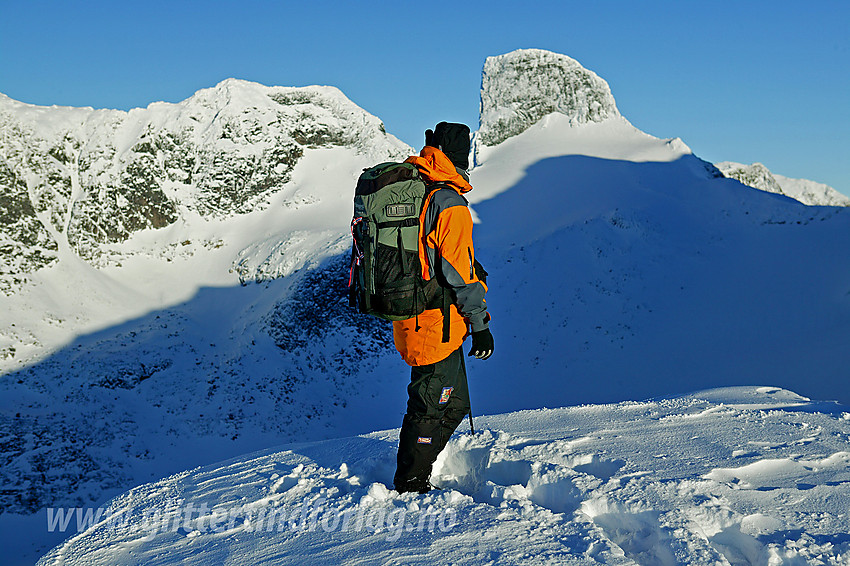 På Austanbotntindanes vestrygg med Søre Soleibotntinden (2049 moh) og Store Ringstinden (2124 moh) i bakgrunnen.