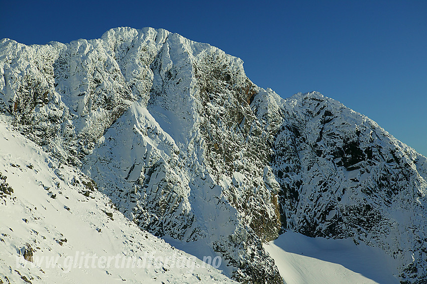 Sørryggen på Austanbotntindmassivet med Søre (2103 moh) og S2 (ca. 2020 moh) på bildet.