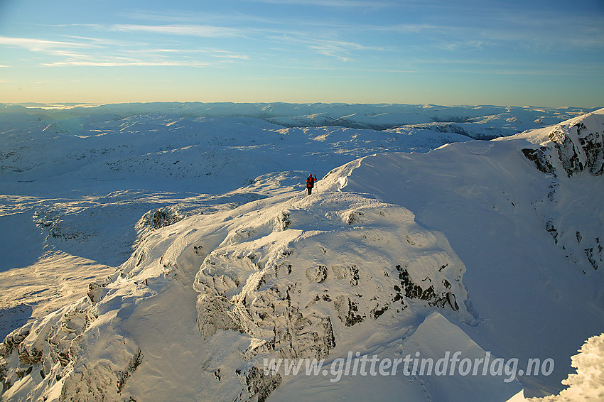 Ved skaret mellom Vestre og Vestraste Austanbotntinden. Vestraste ut til høyre for bildet. I forgrunnen stedet er en markert snørenne kommer opp fra Berdalsbreen.