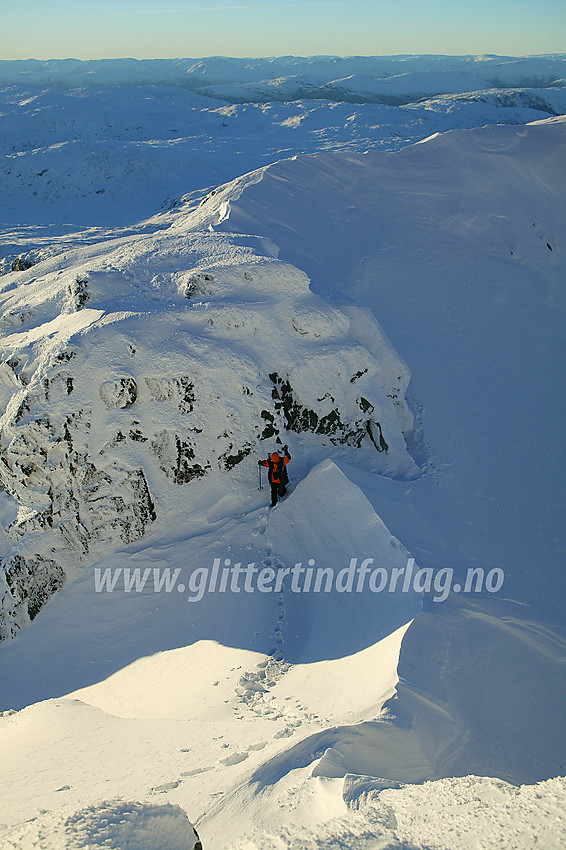 Ved skaret mellom Vestre og Vestraste Austanbotntinden. Vestraste ut til høyre for bildet. I forgrunnen stedet er en markert snørenne kommer opp fra Berdalsbreen.