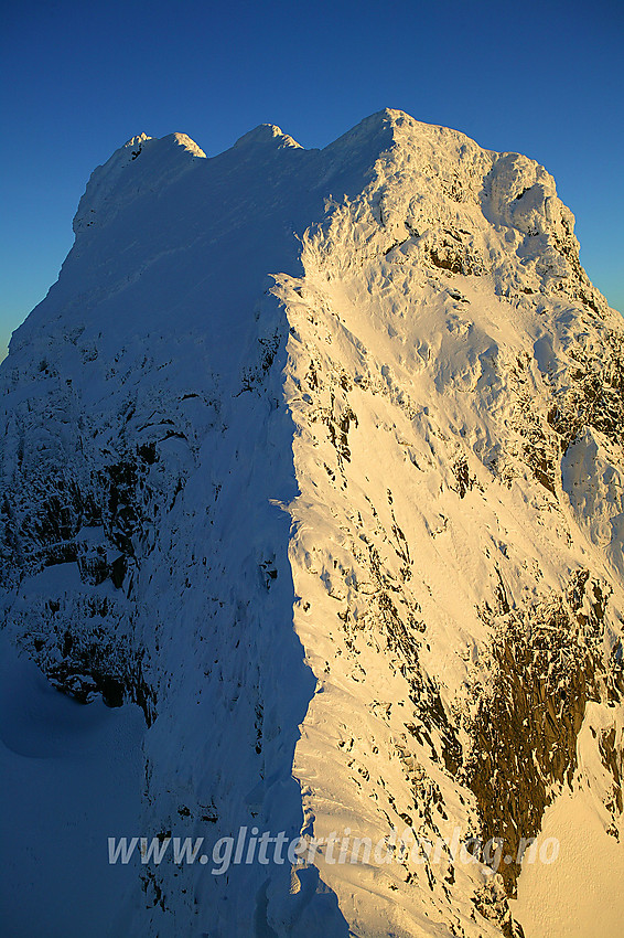 Mektige Store Austanbotntinden (2204 moh) sett fra Vestre.