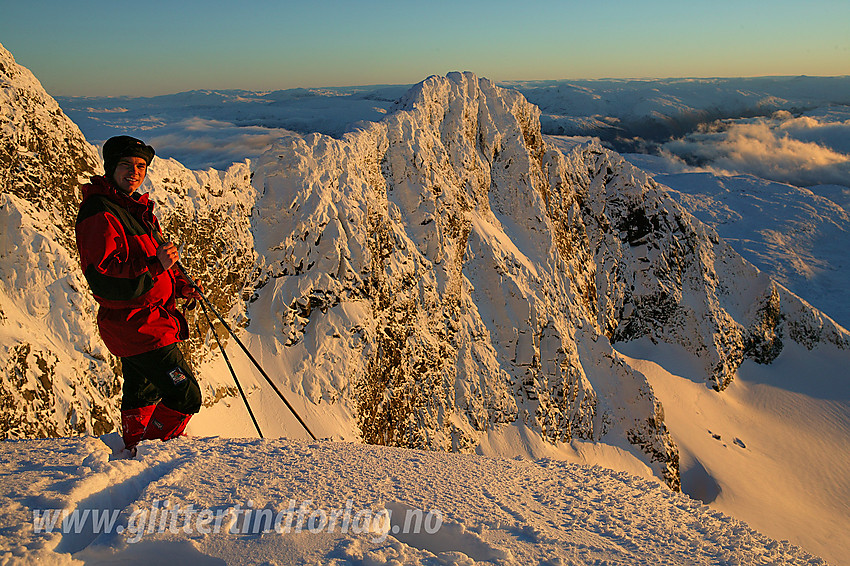 Tidlig vinterkveld på Vestre Austanbotntinden med Søre (2103 moh) i bakgrunnen.