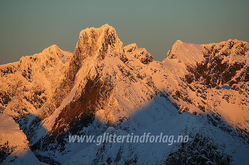 Fra Vestre Austanbotntinden mot Store Skagastølstinden (2405 moh). Vetle Skagastølstinden (2340 moh) bak til venstre og Sentraltind (2348 moh) + Styggedalstindane (2387 moh) bak til høyre.