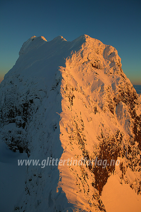 Fra Vestre mot Store Austanbotntinden (2204 moh) mot solnedgang. På bildet ser man godt at toppryggen på Store består av tre pukler. Den lengst til høyre regnes også av mange som en sekundærtopp og har fått betegnelsen V0.