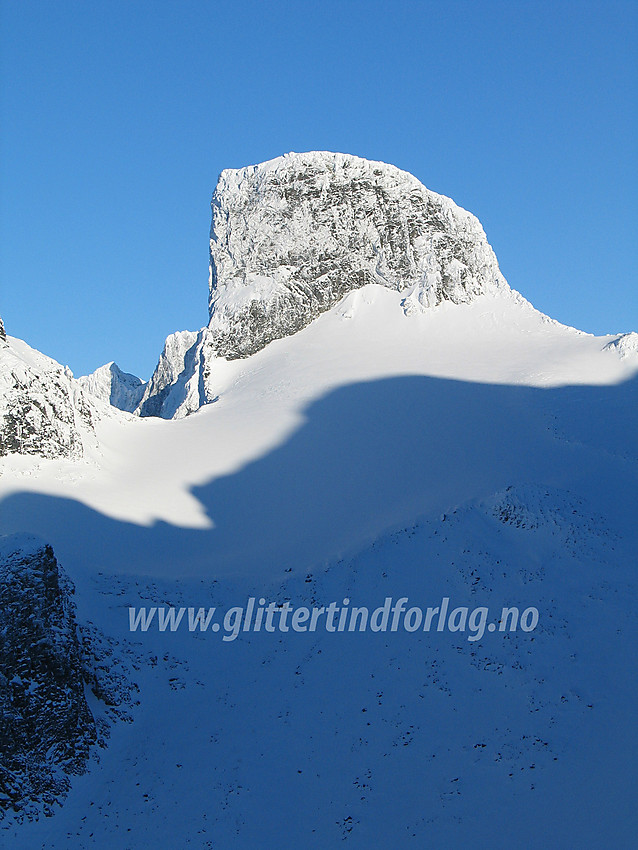 På ryggen vest for Austanbotntindane med utsikt bort til Store Ringstinden (2124 moh).