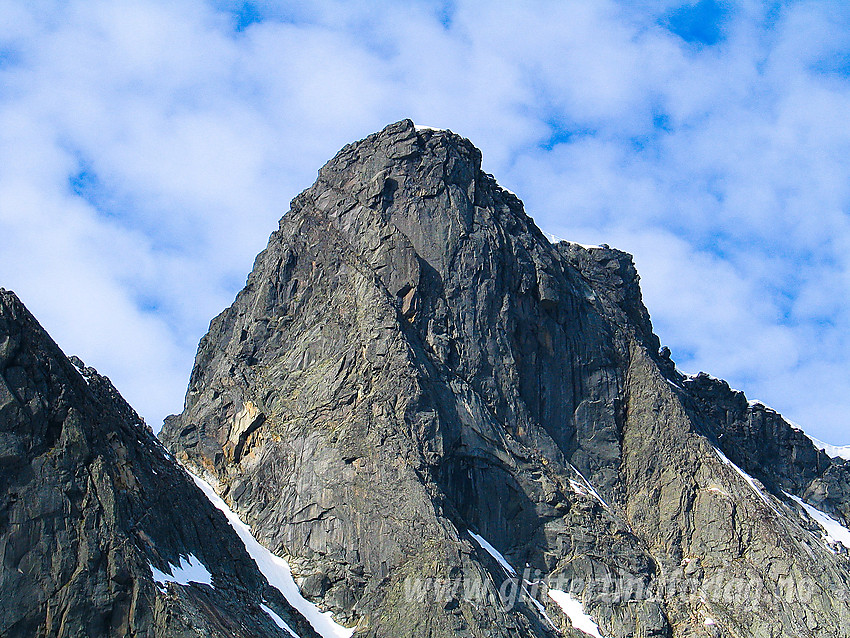 Søre Dyrhaugstinden (2072 moh) sett fra Skagastølsbreen.