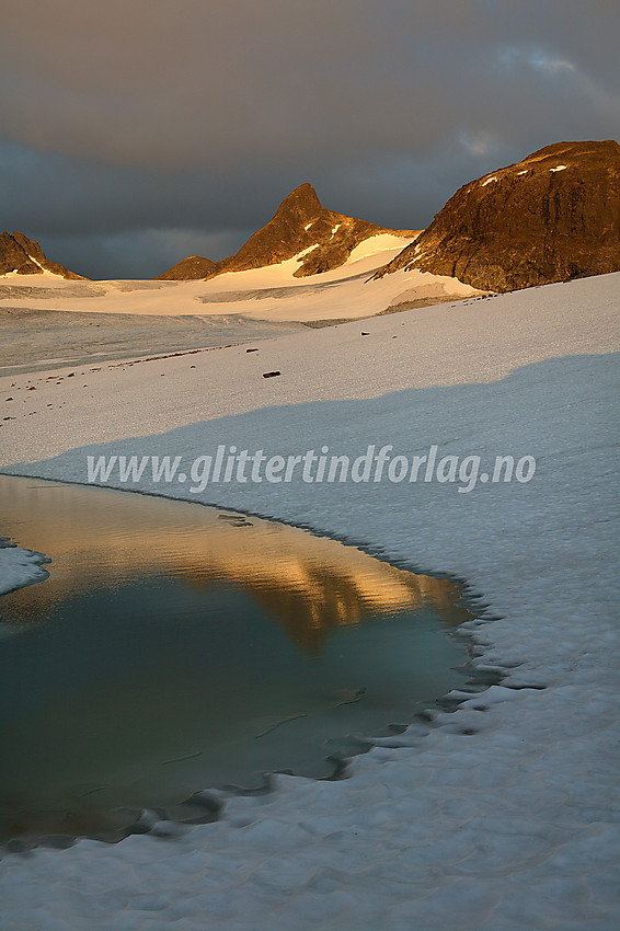 Idyll ved Leibrean med Skeie (2118 moh) i bakgrunnen.