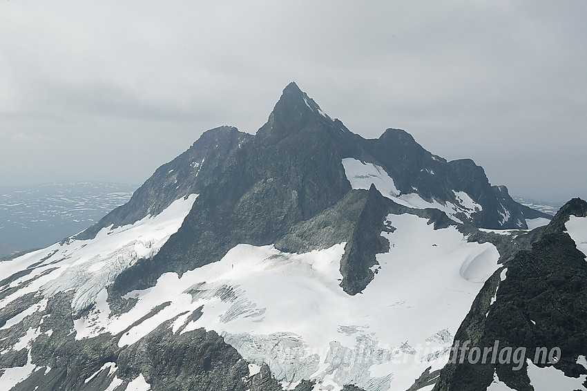 Utsikt fra Midtre Ringstinden mot Austanbotntindmassivet (2204 moh) med den særdeles flotte og spisse Store Austanbotntinden sentralt.