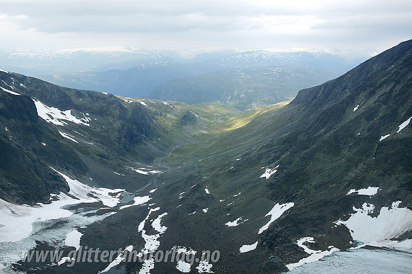 Utsikt fra Midtre Ringstinden utover Ringsdalen.