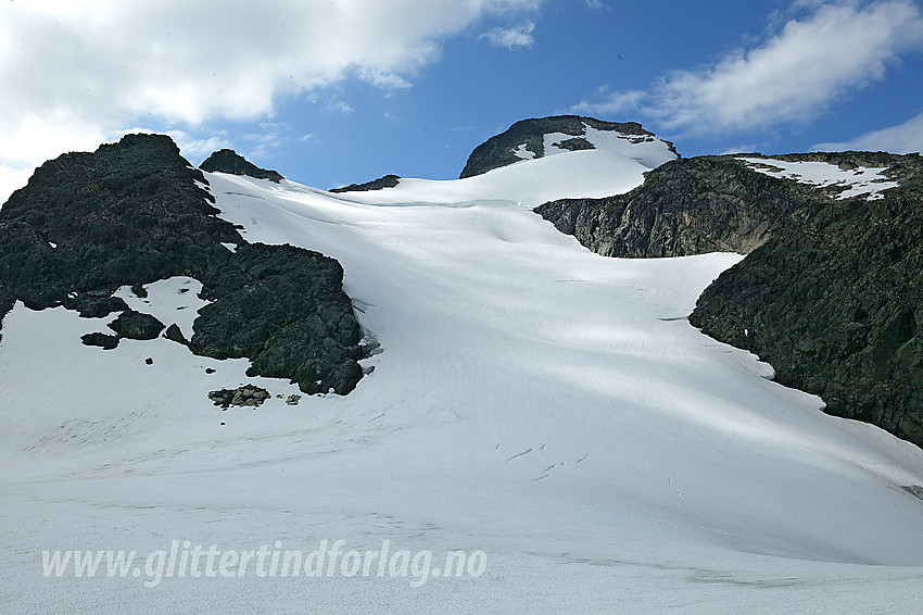 Fra Gravdalsskard mot Store Ringstinden (2124 moh). Breen på bildet, ev. i kombinasjon med fjellryggen til venstre er i realiteten eneste atkomstvei til toppen.