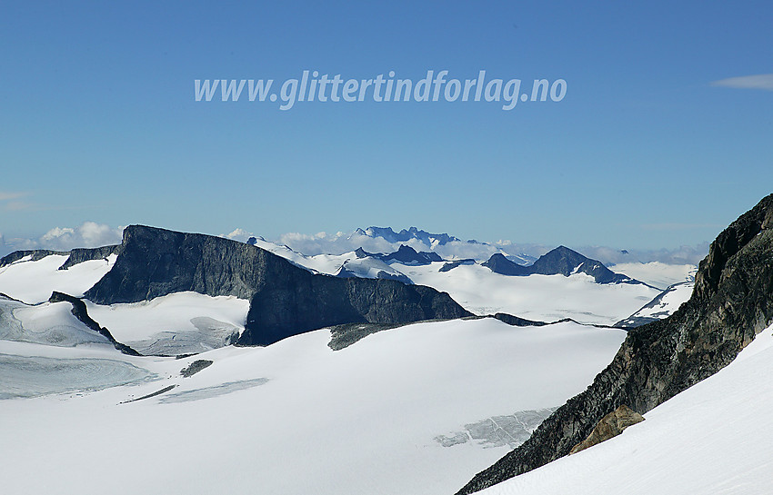 Fra den siste bakken opp til Galdhøpiggen med utsikt sørvestover mot Bukkehøe (2314 moh.) som den sentrale toppen i bildet. Svellnosbrean ligger i forgrunnen, med Nørdre Tverråtinden (2210 moh.) som stikker opp til venstre. Bak til høyre ses Storbrean med Store Smørstabbtinden (2208 moh.), Kniven (2133 moh.) og Sokse (2189 moh.) som de mest markerte toppene.Helt bakgrunnen reiser Hurrungane seg.