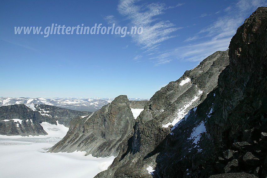 Innunder toppen på Galdhøpiggen (2469 moh.) med utsikt over Storjuvbrean mot Vesle Galdhøpiggen (2369 moh.) og Fremste Storgrovhøe (2253 moh.) bak til venstre.