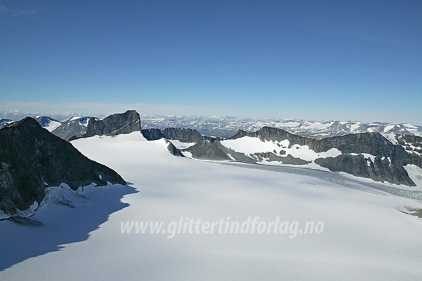 Utsikt fra Galdhøpiggen (2469 moh.) over Storjuvbrean mot Skardstinden (2373 moh.) til venstre. Helt til venstre ses så vidt toppen på Storjuvtinden (2344 moh.). På fjellryggen til høyre for Skardstinden ligger (fra venstre mot høyre) Søre Heimre Illåbreatinden (2175 moh.), Nørdre Heimre Illåbreatinden (2170 moh.), Storgrovtinden (2229 moh.), Bakarste (2259 moh.) og Fremste (2253 moh.) Storgrovhøe.