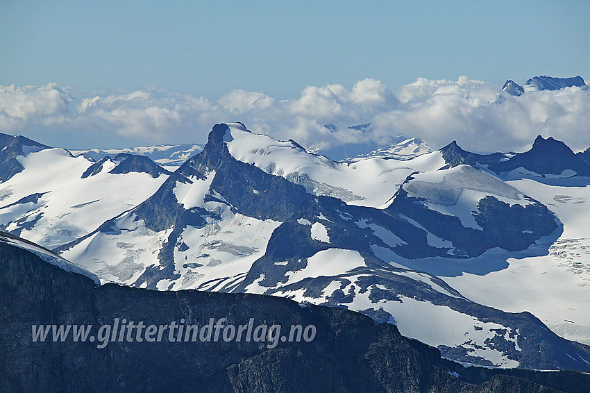 Fra toppen av Galdhøpiggen (2469 moh.) med telelinsa mot Stoerbjørn (2222 moh.) og Bjørnebrean som strekker seg helt opp til toppen. Til høyre foran ses Geite (2002 moh.), med Veslebjørn (2150 moh.) bak og Sokse (2189 moh.) til høyre for denne. Helt bakerst til høyre reiser Styggedalsryggen med Gjertvasstinden (2351 moh.) og Styggedalstindane (2387 moh., Østtoppen) seg over skyene.