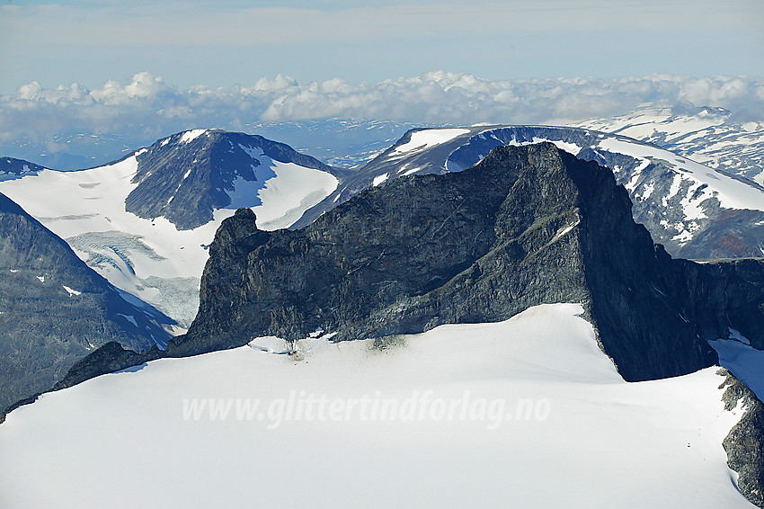 Fra toppen av Galdhøpiggen (2469 moh.) med telelinsa mot Skardstinden (2373 moh.) med Nåle (2310 moh.) til venstre og Vestre Skardstinden (2215 moh.) nedenfor til venstre for denne. Helt fremst i høyre bildekanten ses Søre Heimre Illåbreatinden. Bak Skardstinden ses Loftet (2170 moh.) og Veslfjelltinden (2157 moh, til venstre), med Hurrbrean rundt dens fot.