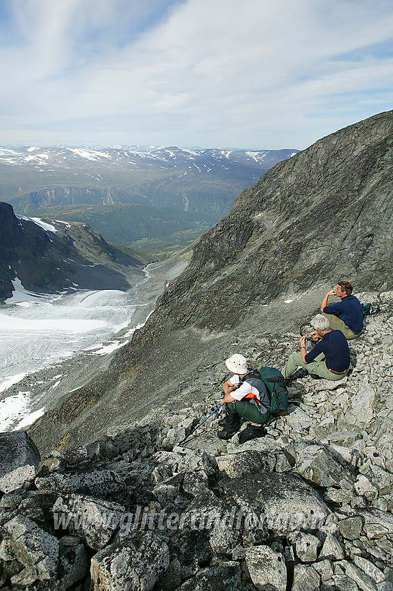 Fantastisk utsikt fra Løyftet ned på Storjuvbrean og mot Leirdalen.