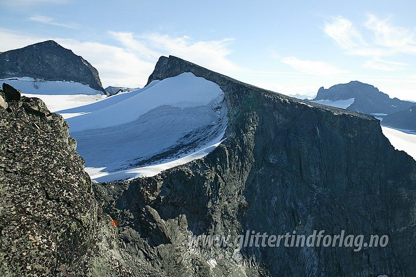 Vesle Galdhøpiggen (2369 moh.) med det imponerende nordstupet og Løyftet i forgrunnen. Ryggen midt imot er den vanligste atkomsten til toppen. Galdhøpiggen (2469 moh.) ses i bakgrunnen til venstre, og Skardstinden (2373 moh.) til høyre.