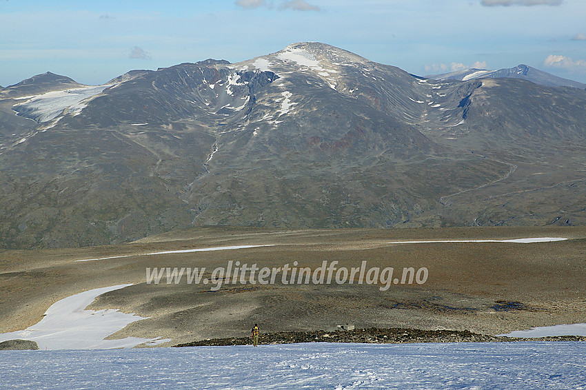 Nedstigning fra Kjelhøe (2223 moh.) via Vesljuvbrean mot Juvasshytta. I bakgrunnen troner Glittertinden (2464 moh.) med Vestre Glittertindoksle og fronten av Grotbrean til venstre, mens Glitter-Rundhøe (2089 moh.) ligger til høyre.