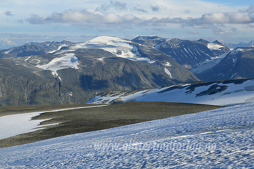 Utsikt fra Vesljuvbrean mot Spiterhøe (2033 moh.) og Leirhøe (2330 moh.) bakenfor.