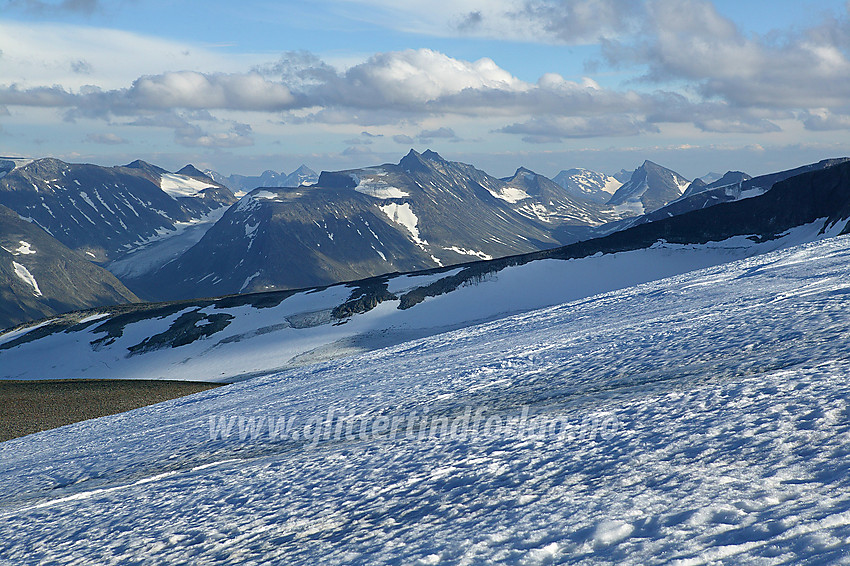 Utsikt fra Vesljuvbrean mot Hellstuguryggen med Hellstuguhøe (2072 moh.), Nørdre (2218 moh.), Midtre (2339 moh.), Store (2346 moh.) og Søre Hellstugutinden (2189 moh.). Til høyre for sistnevnte ses Semeltinden (2236 moh.).