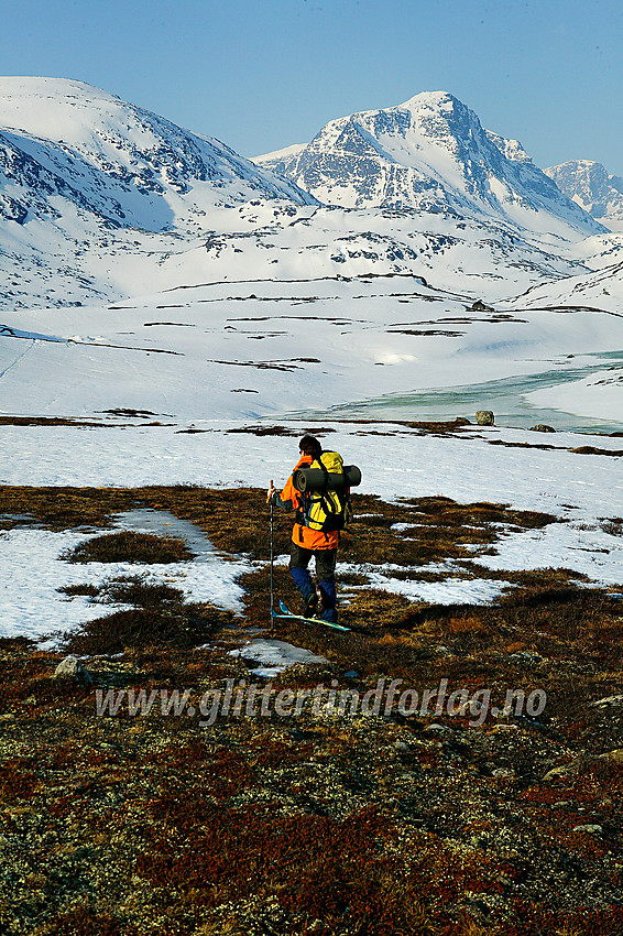 Vårskiløping i Leirungsdalen. Munken (2105 moh) i bakgrunnen.