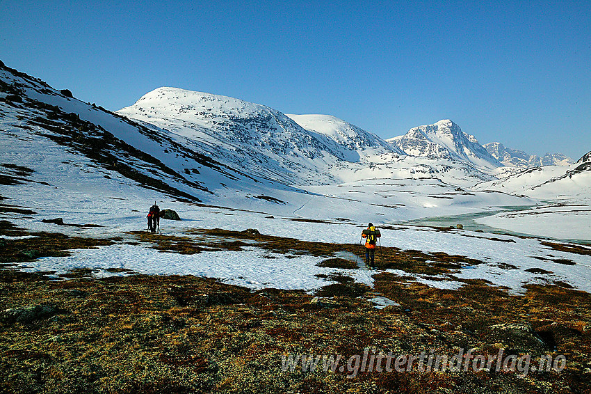 Vårskiløping i Leirungsdalen. Litt til høyre for midten av bildet ses Munken (2105 moh).