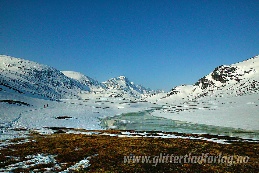 Vårskiløping i Leirungsdalen. I bakgrunnen bl.a. Munken (2105 moh).