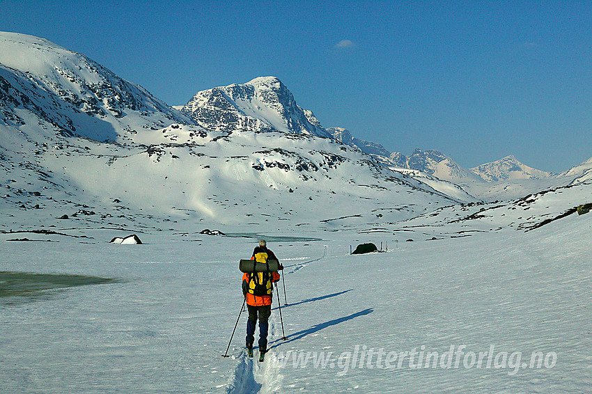 Vårskiløping i Leirungsdalen med bl.a. Munken (2105 moh) i bakgrunnen.