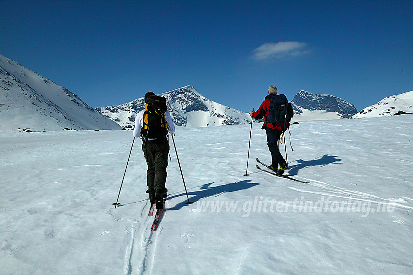 Vårskiløping i Leirungsdalen. I bakgrunnen Kvitskardtinden (2193 moh) og Mesmogtinden (2264 moh).