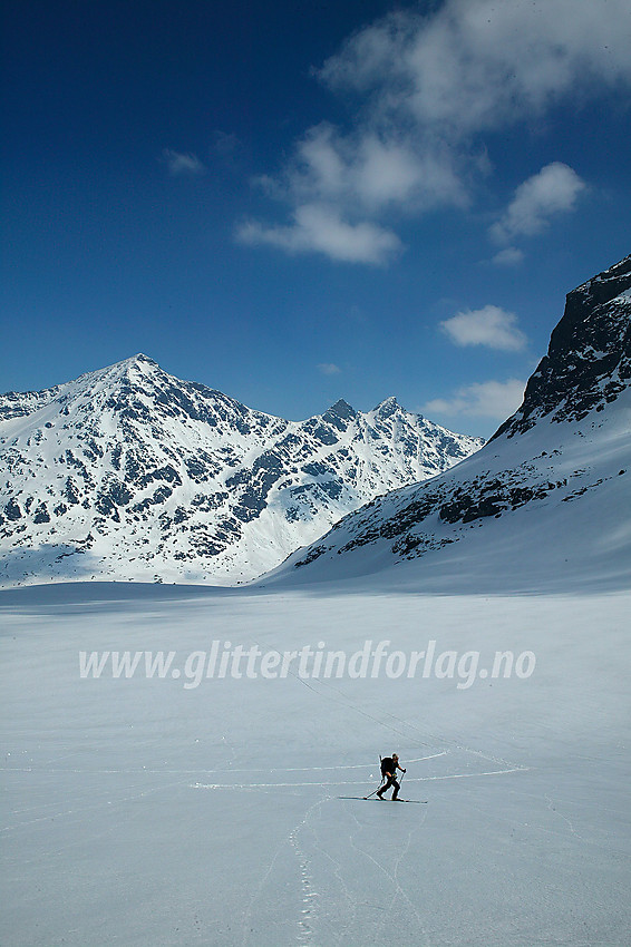 På vei opp Svartdalsbrean en vårdag med Store (2341 moh) og Vesle (2205 moh) Knutsholstinden samt Vestre Leirungstinden (2250 moh) i bakgrunnen.