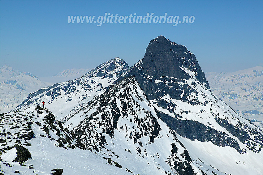 Utsikt nordover fra Søre Svartdalspiggen mot Midtre (2065 moh), Store (2174 moh) og Nørdre (2137 moh) Svartdalspiggen.