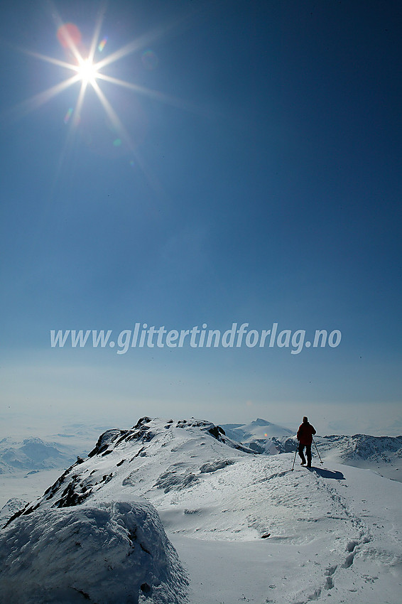 På Langedalstindens (2206 moh) topprygg.