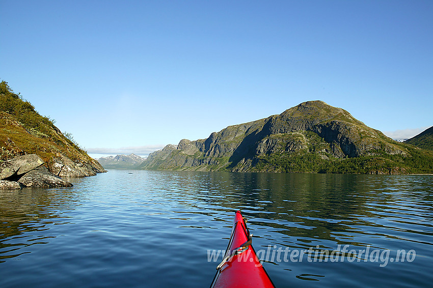 Padling forbi Memuruhåmåren med Memurutunga på andre siden av Gjende. Helt innerst i bildet ses såvidt Gjendetunga.