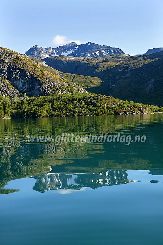 Padling på Gjende, like vest for Memuruhåmåren. Surtningssumassivet i bakgrunnen.